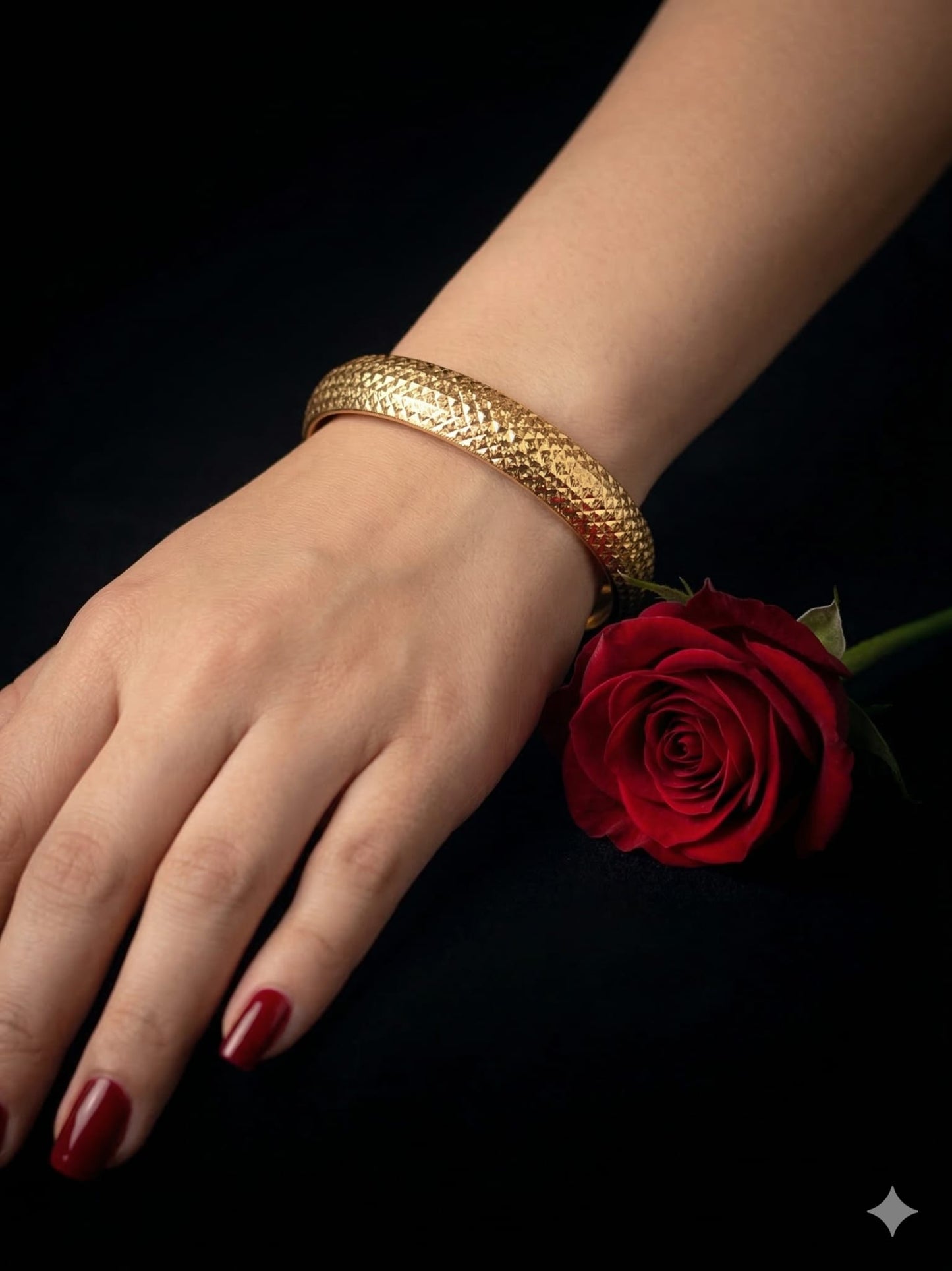 צמיד זהב קשיח שוהם