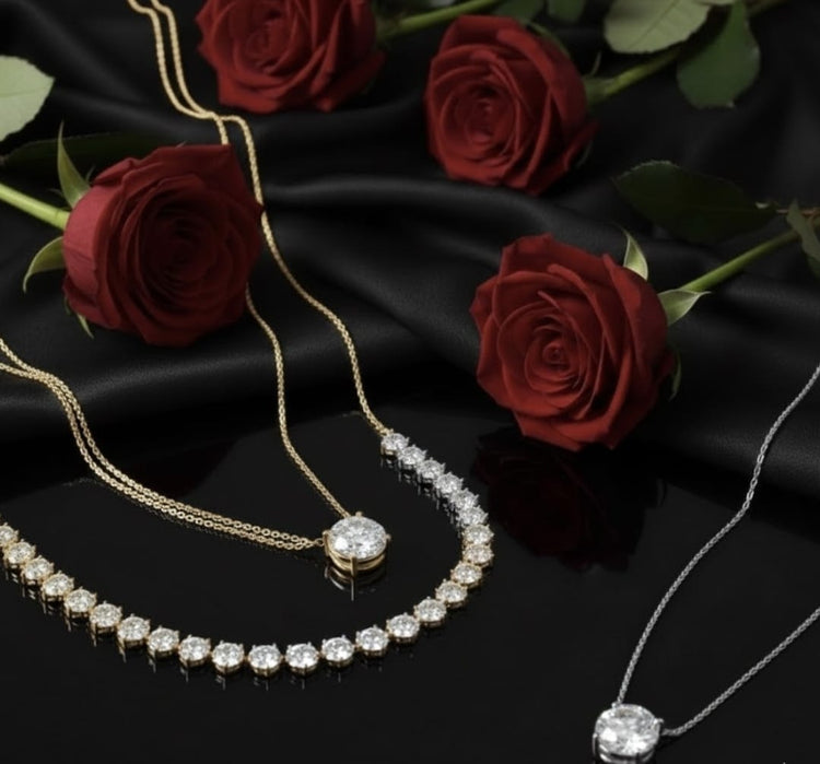 שרשרת יהלום מעבדה על רקע שחור עם ורדים אדומים