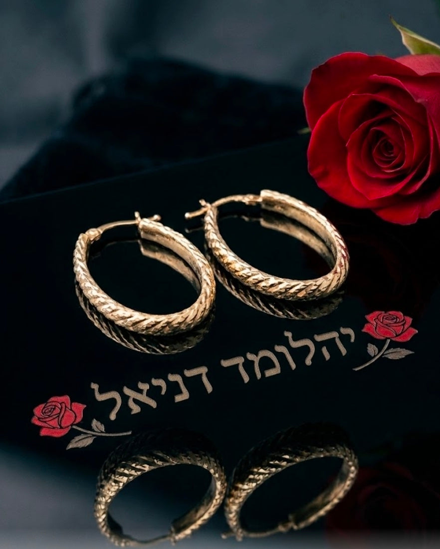 נגיעה של אור: עגילי חישוק אובל בטקסטורת לייזר