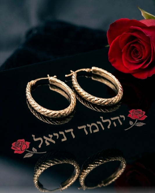 נגיעה של אור: עגילי חישוק אובל בטקסטורת לייזר