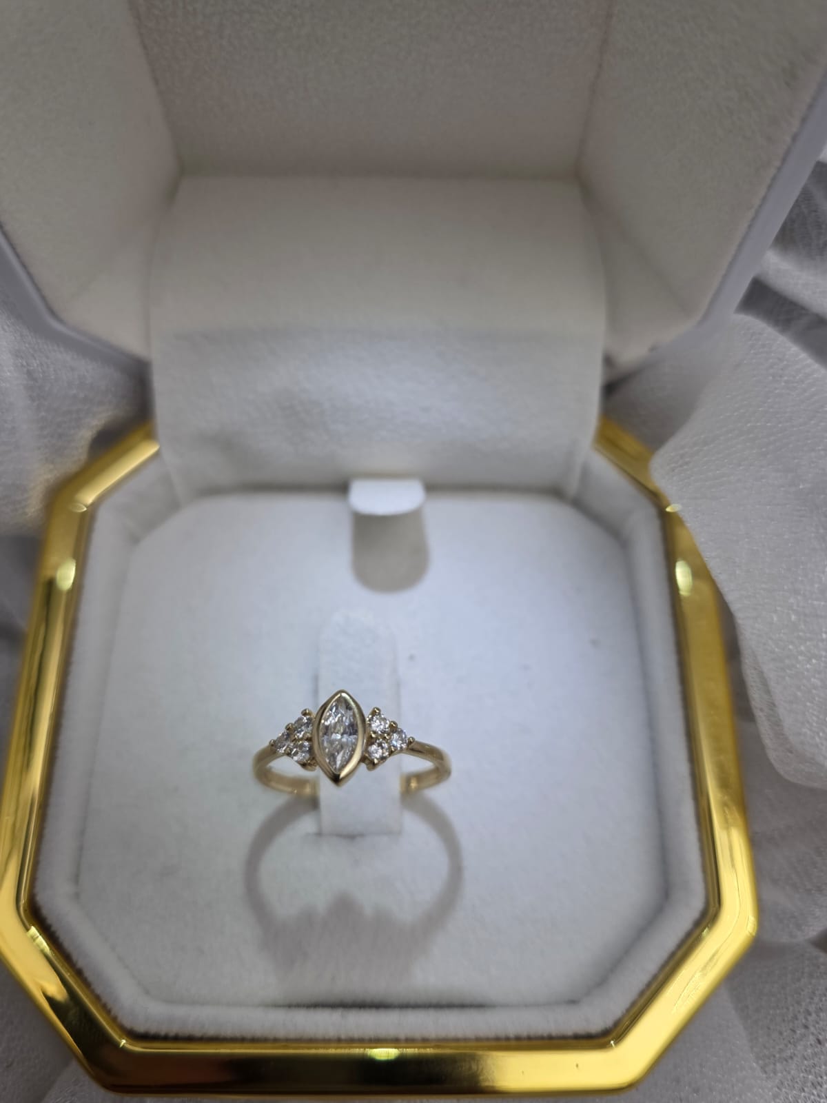 טבעת זהב שירה