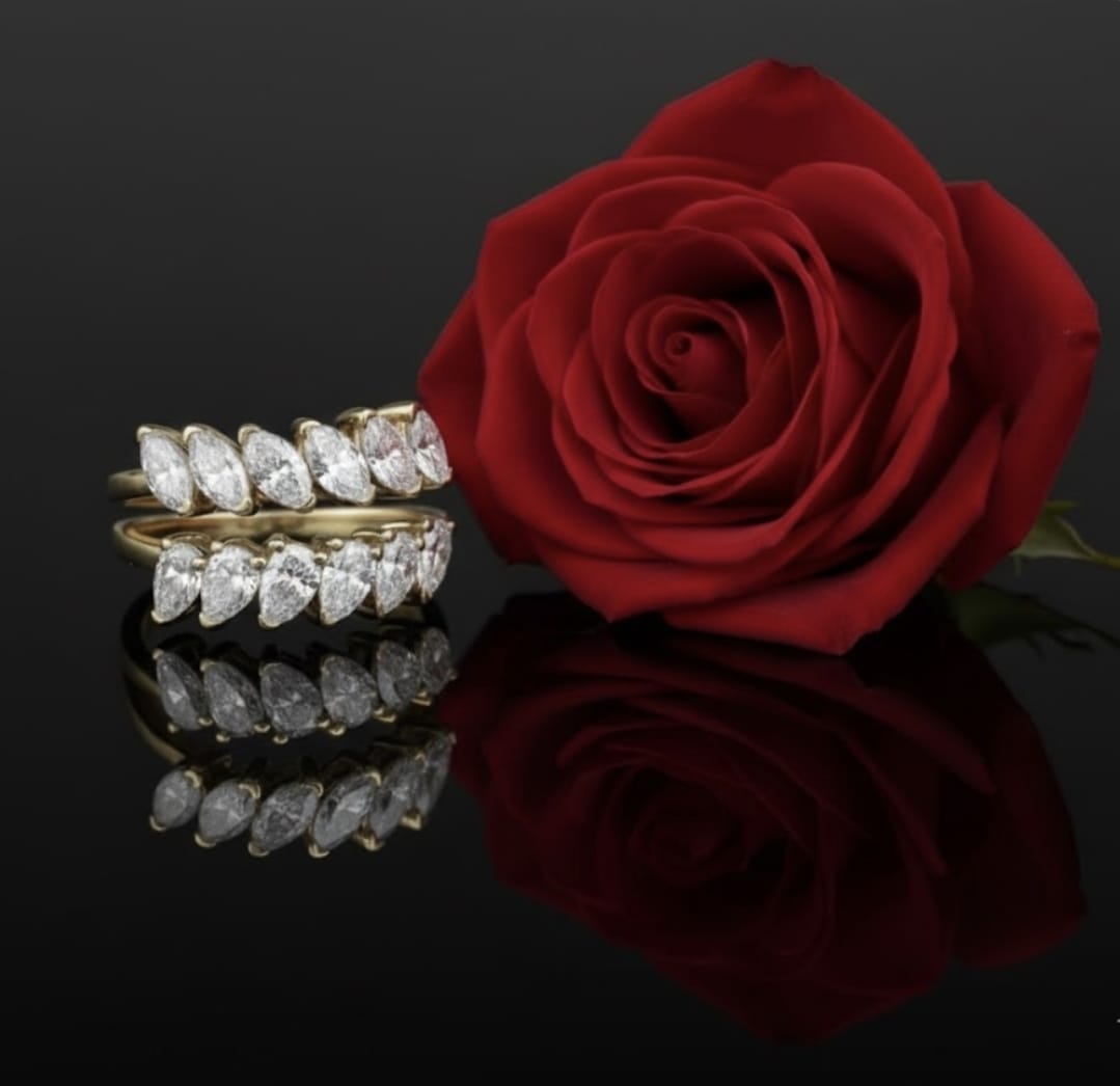 טבעת זהב עם יהלומי מעבדה שקד