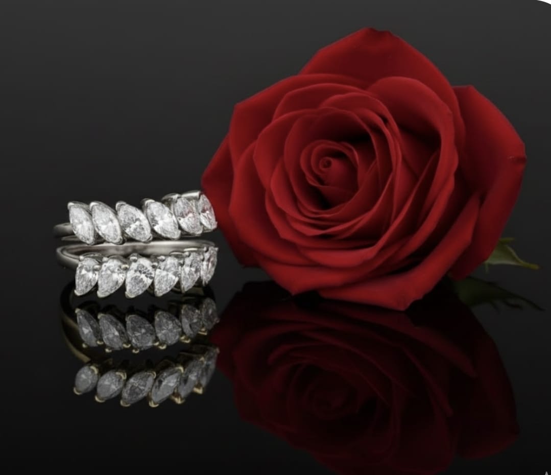 טבעת זהב עם יהלומי מעבדה שקד